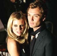Selingkuh, Jude Law Ketagihan Threesome